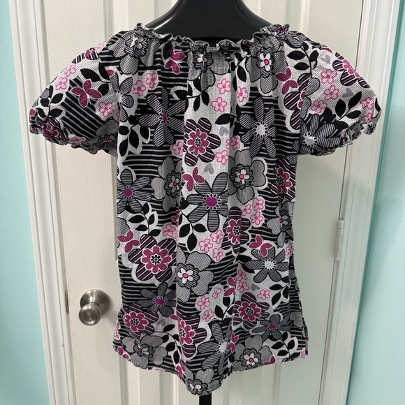 White Cross Women’s Sz XS Black Gray Pink Floral Hearts Two Pocket Scrub Top - Picture 2 of 5
